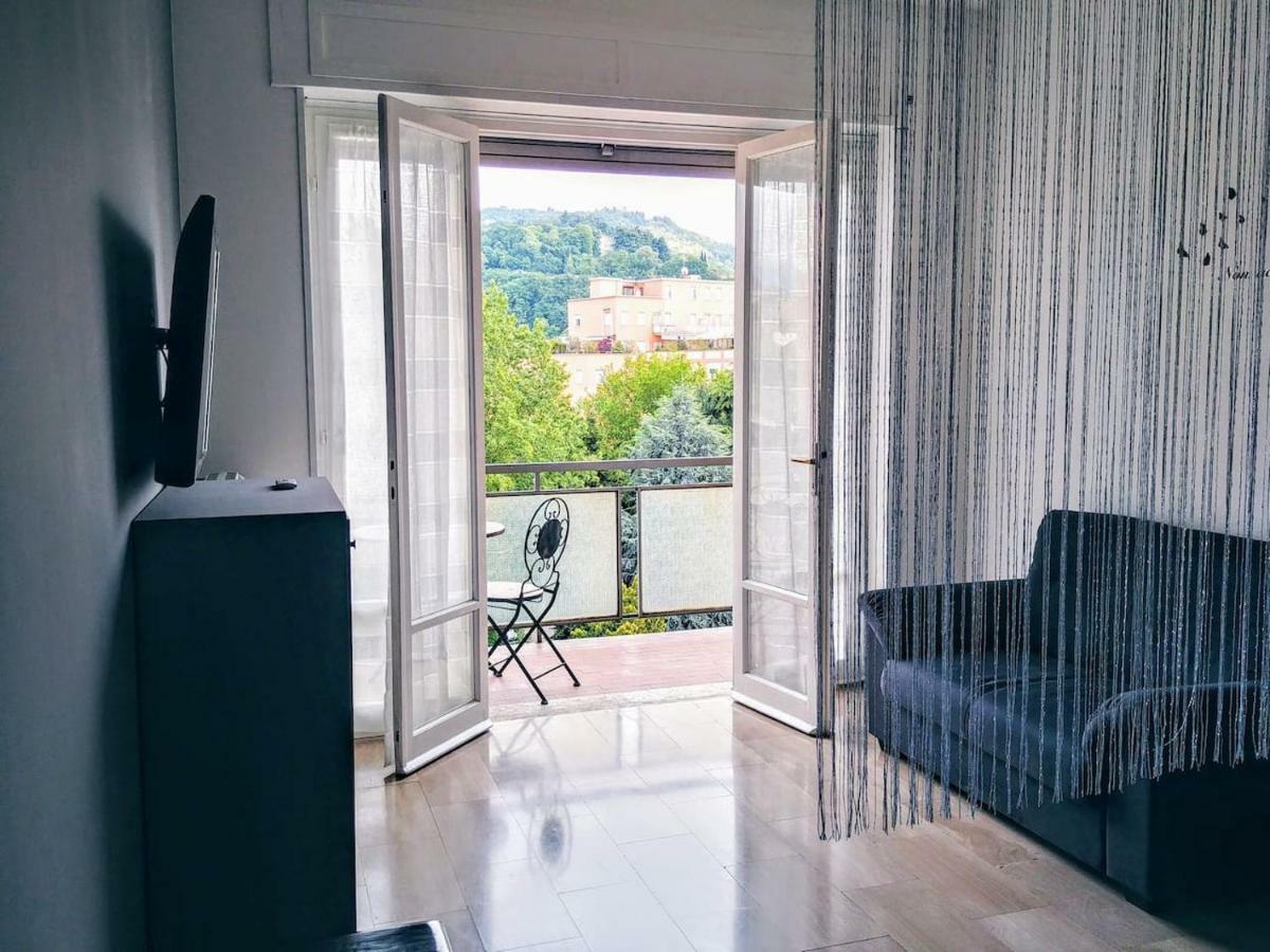 Appartamento Con Terrazzo Zona Ospedale Civile Brescia Luaran gambar