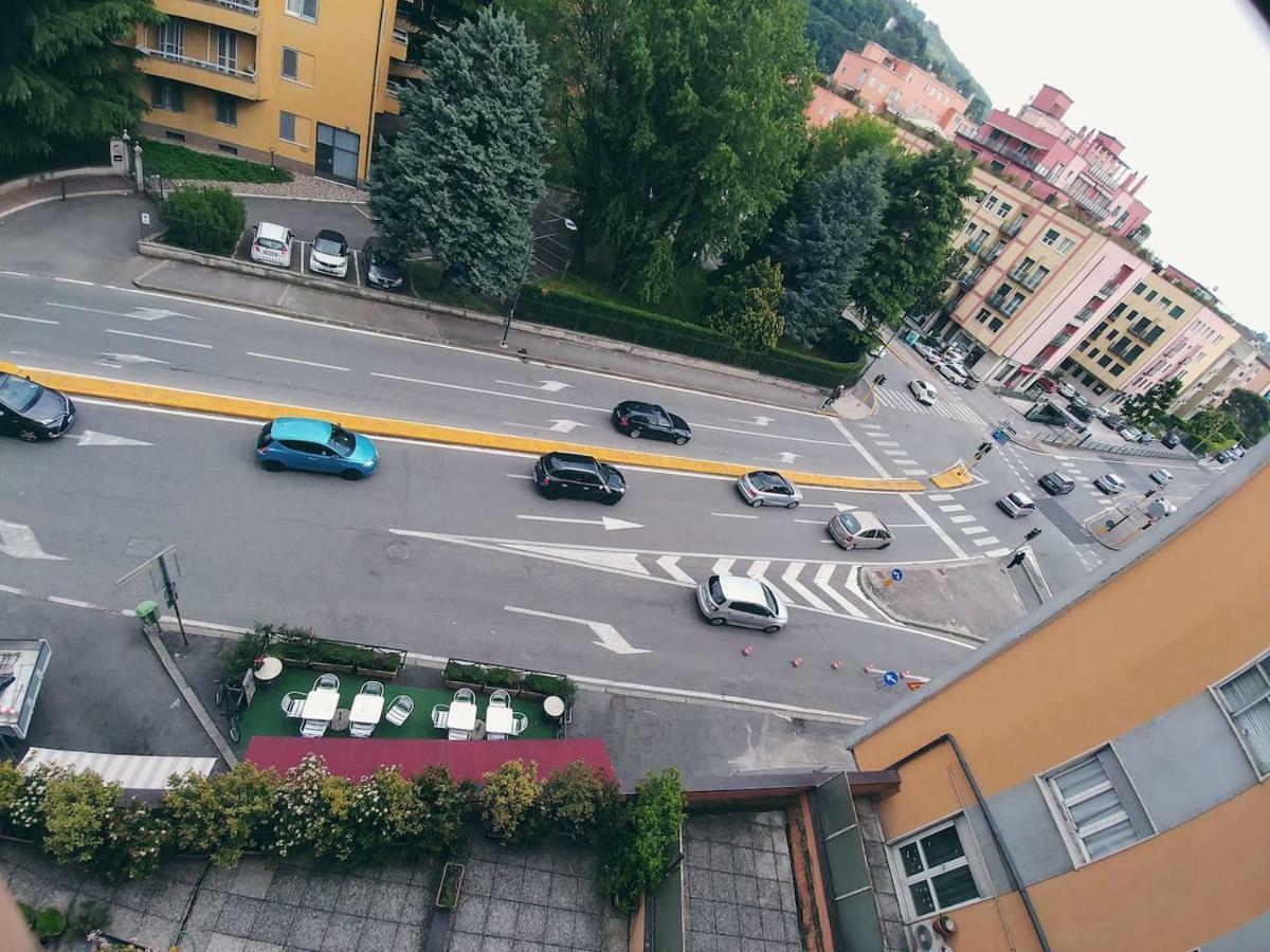 Appartamento Con Terrazzo Zona Ospedale Civile Brescia Luaran gambar