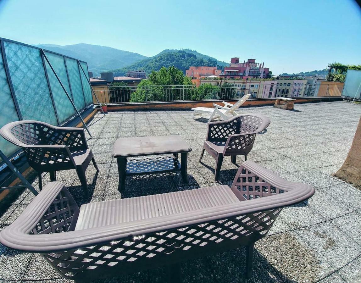 Appartamento Con Terrazzo Zona Ospedale Civile Brescia Luaran gambar