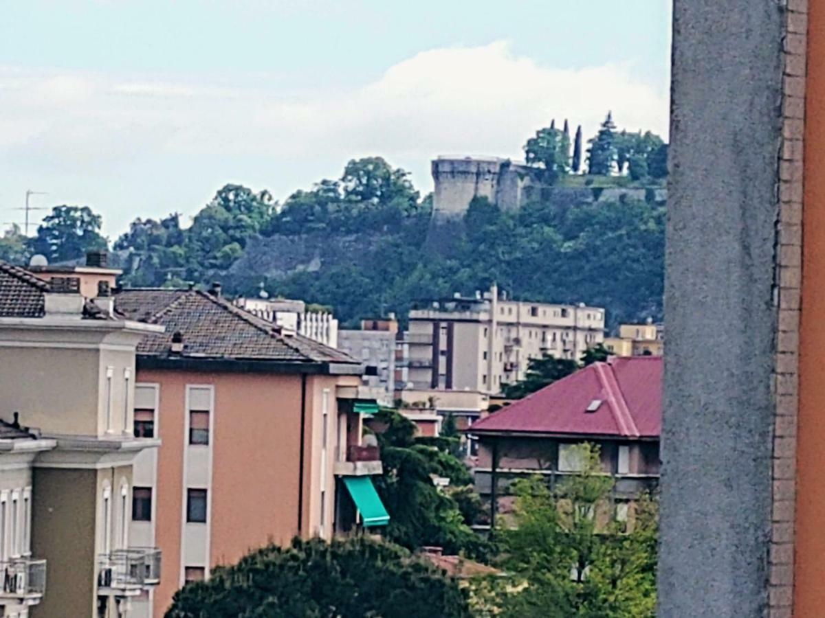 Appartamento Con Terrazzo Zona Ospedale Civile Brescia Luaran gambar